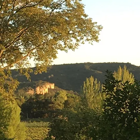 A 2 Pas Du Pont Du Gard *