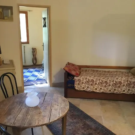 A 2 Pas Du Pont Du Gard