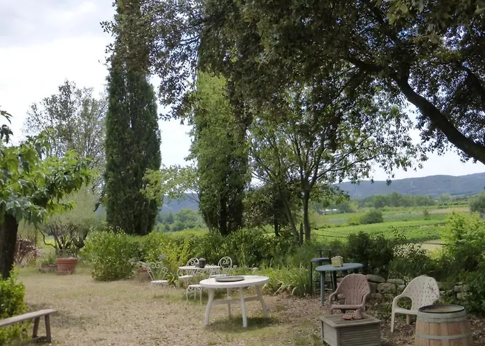 A 2 Pas Du Pont Du Gard
